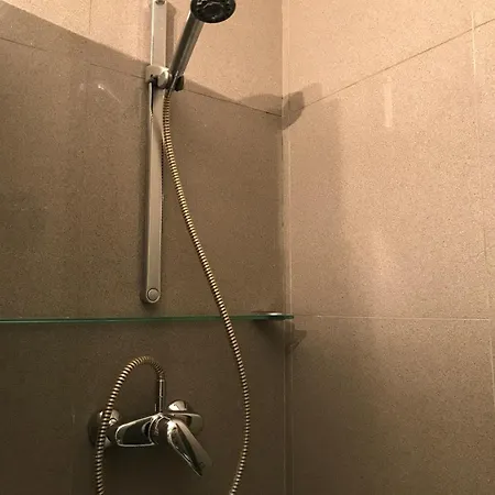 Habitación Grande Y Confortable Con Baño Privado Junto A Guggenheim